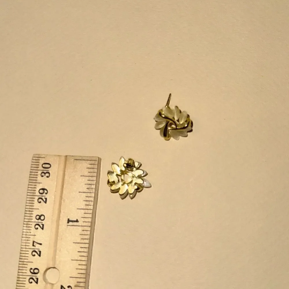 Leaf stud earrings N971